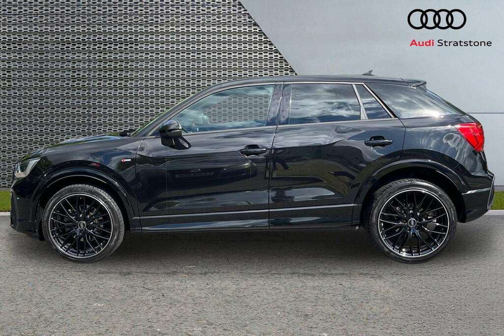 Audi Q2 30 Tfsi Black Edition 2023 Black #6