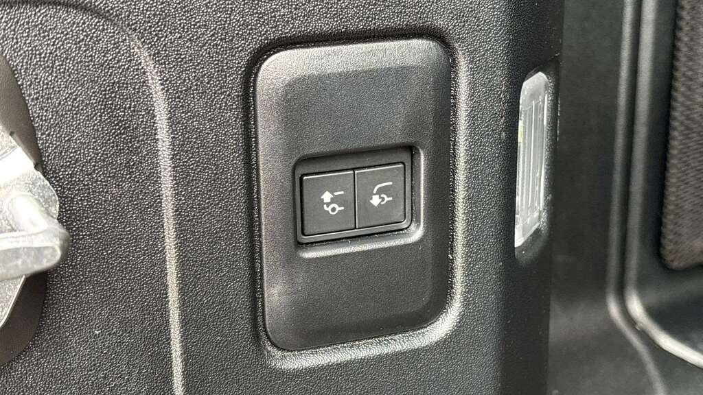 Land Rover Defender 110 X-dynamic Hse Black #26