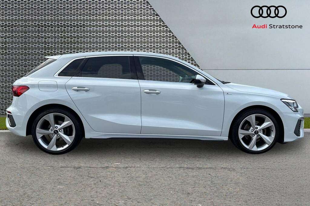 Audi A3 35 Tfsi S Line S Tronic 2023 MK73FHH White #4