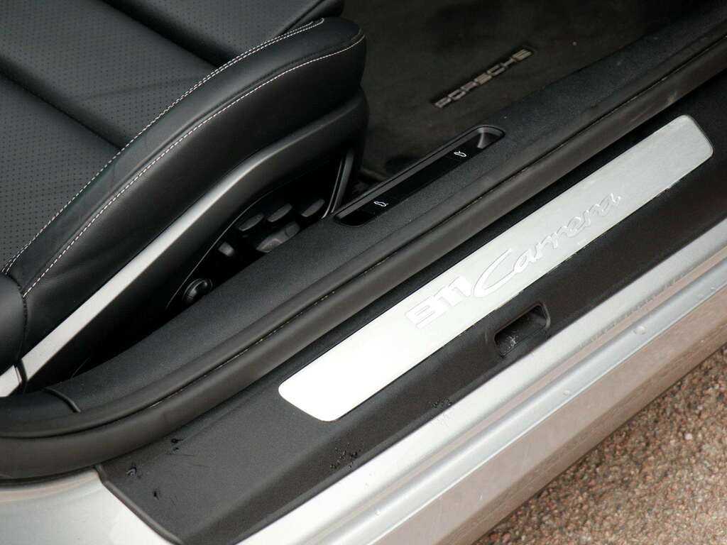 Porsche 911 911 Carrera 4S Black #22