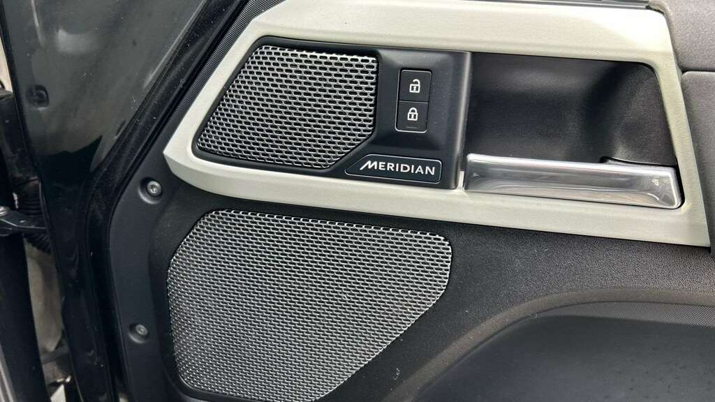 Land Rover Defender 110 Defender Se D White #24