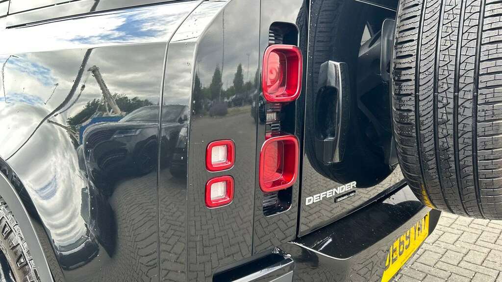 Land Rover Defender 110 Defender Se D White #19