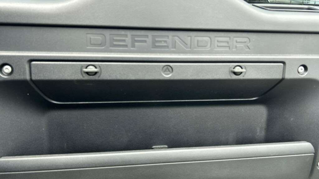 Land Rover Defender 110 Defender Se D White #31