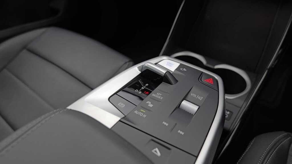 BMW iX1 230Kw Xdrive30 Xline 65Kwh 2024 Black #4