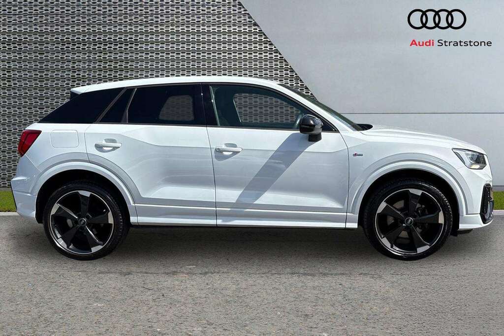 Audi Q2 35 Tfsi Black Edition 2021 White #4