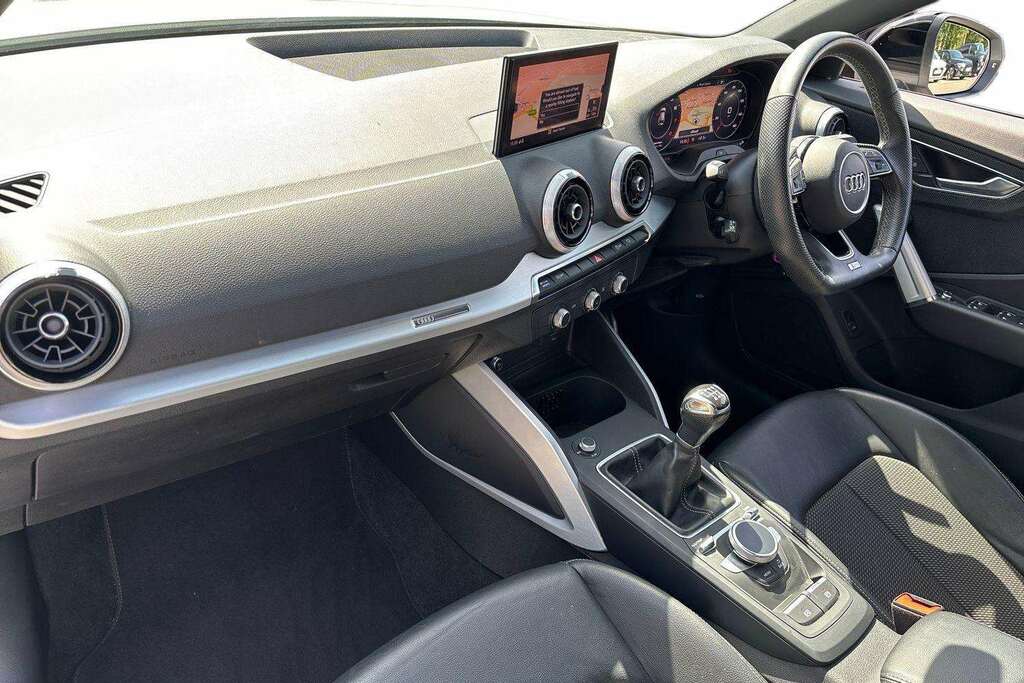 Audi Q2 35 Tfsi Black Edition 2021 White #2