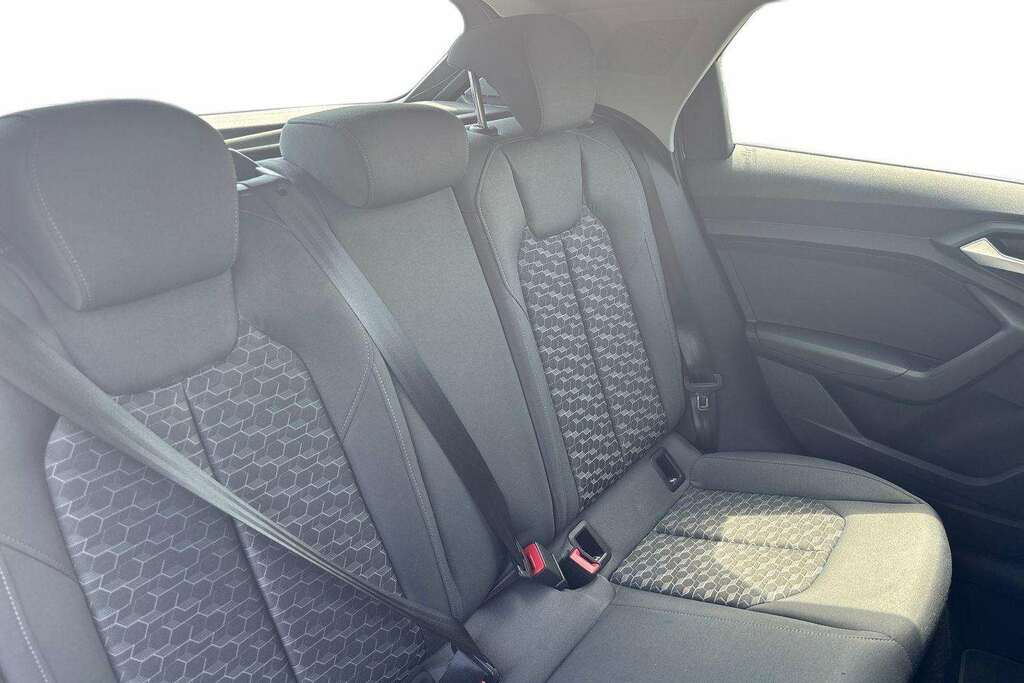 Audi A1 Audi Sportback Sport 30 Tfsi 110 Ps 6-Speed White #21