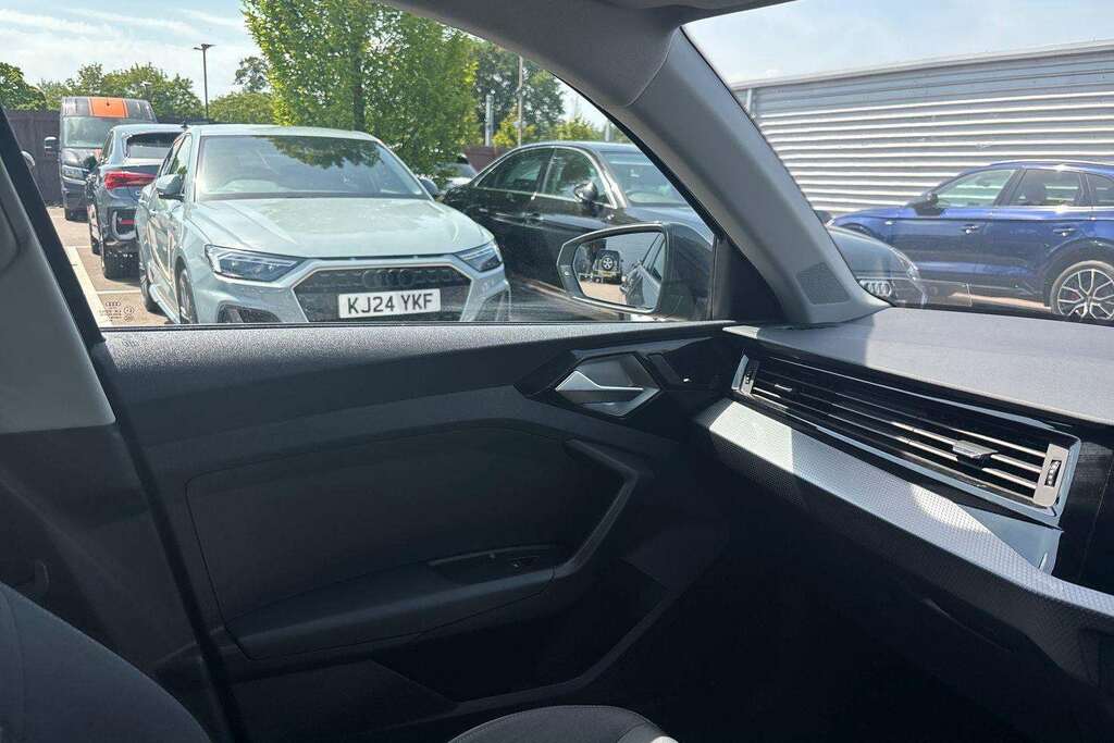 Audi A1 Audi Sportback Sport 30 Tfsi 110 Ps 6-Speed White #36
