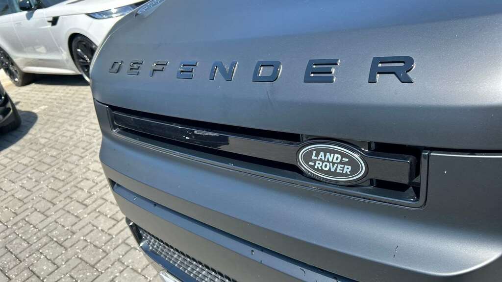 Land Rover Defender 90 3.0 D250 Hard Top S Green #29