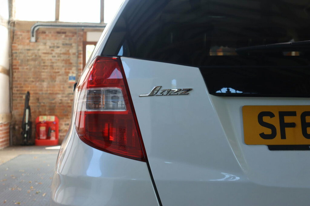 Honda Jazz 1.4 I Vtec Es Plus Hatchback White #53