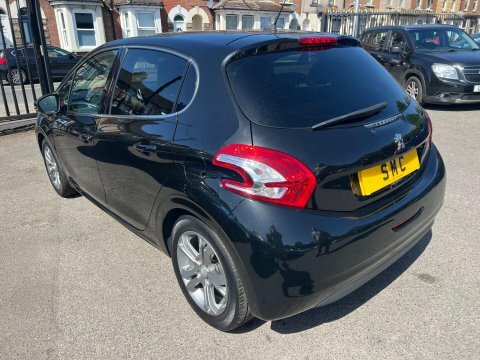Peugeot 208 1.2 Vti Puretech Black #3