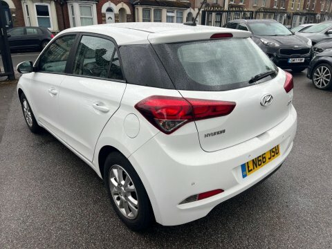 Hyundai I20 1.2 Blue Drive White #3