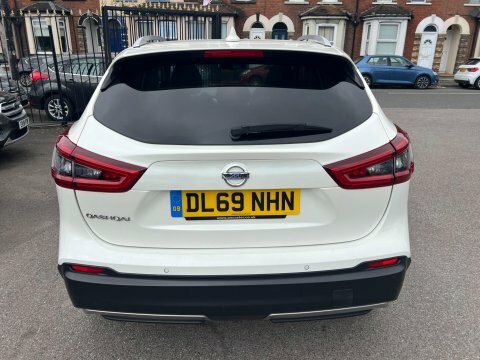 Nissan Qashqai 1.3 Dig-t Tekna DL69NHN White #4