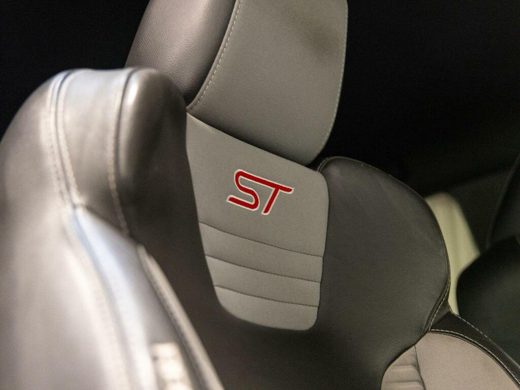 Ford Fiesta Studio Red #43