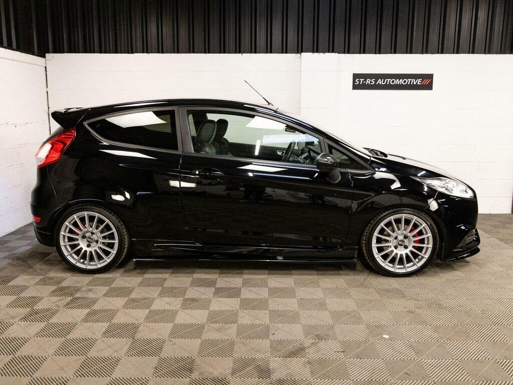 Ford Fiesta Studio Red #12