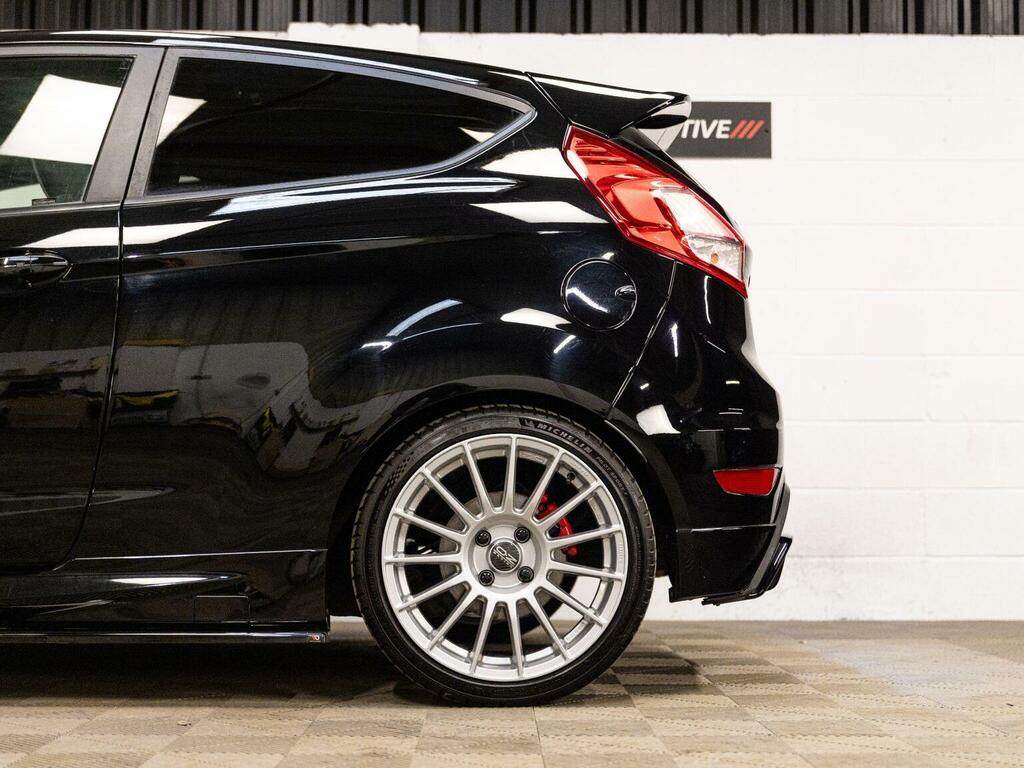 Ford Fiesta Studio Red #32