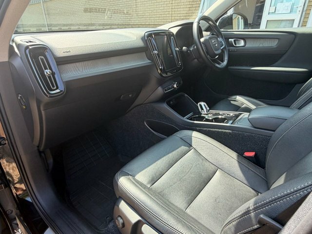 Volvo XC40 2.0 T4 Inscription Suv YF19VYM Black #3