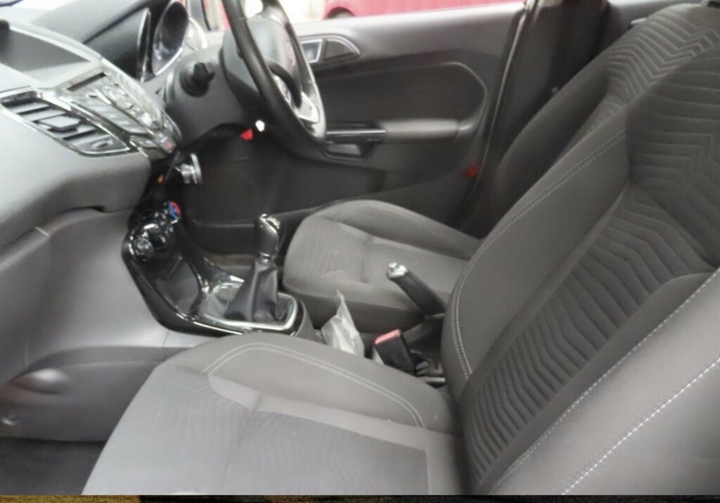 Ford Fiesta 1.3 Zetec 2015 YP15VGF Silver #2