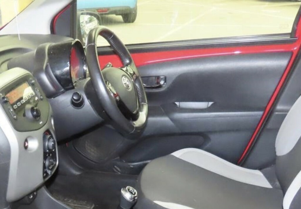 Toyota Aygo 1.0 Vvt-i X-play Red #2