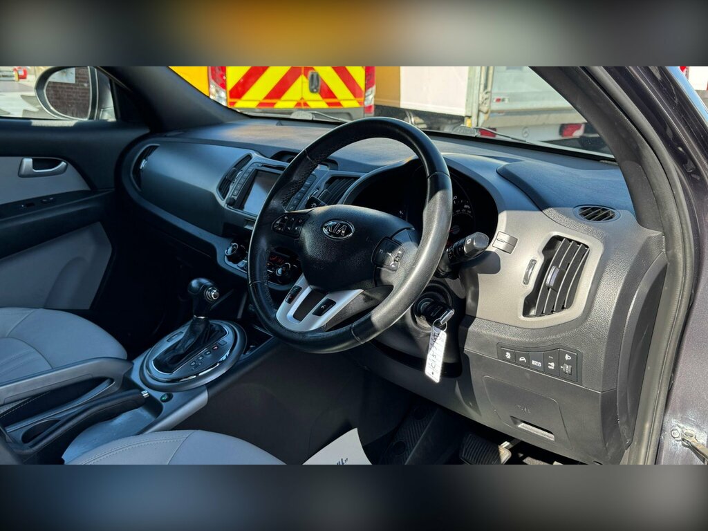 Kia Sportage 2 White #11