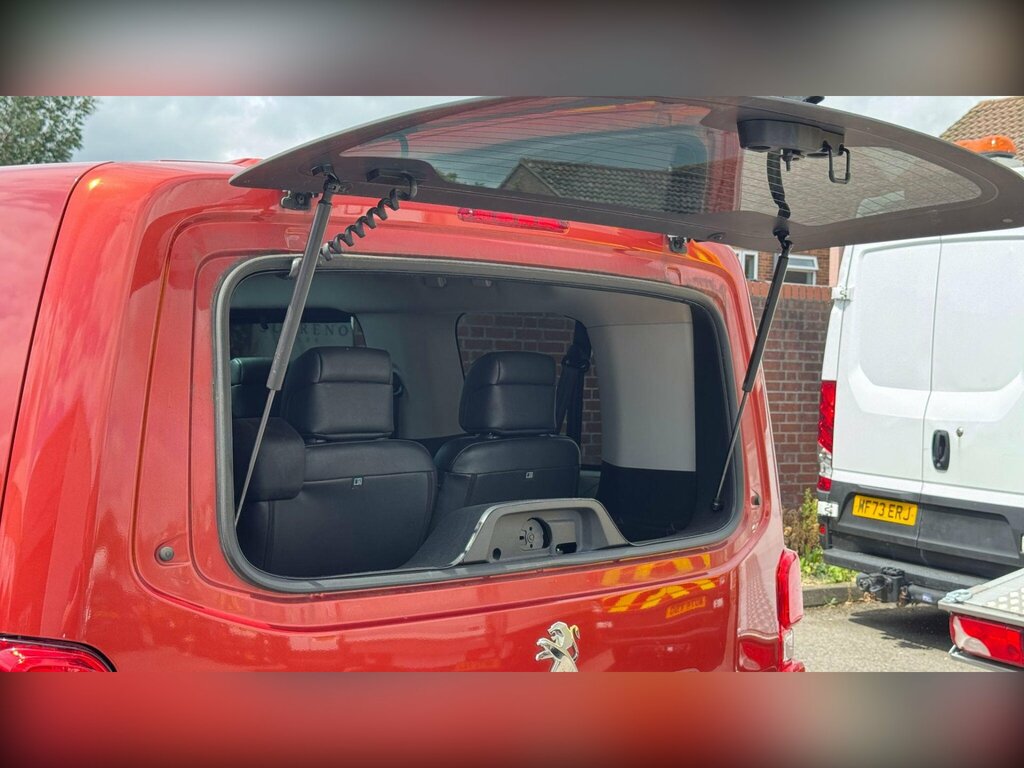 Peugeot Traveller Allure Red #12