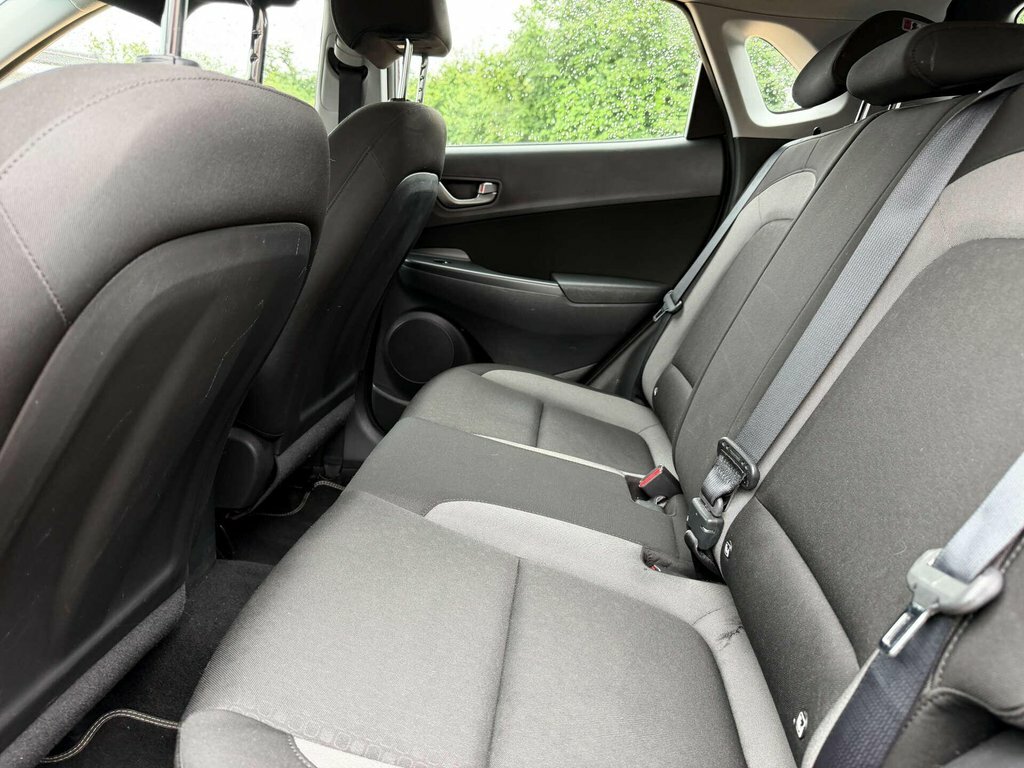 Hyundai Kona Hatchback Red #9