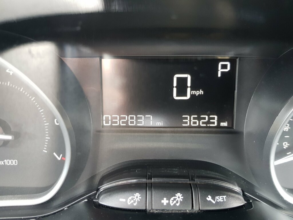 Peugeot 208 Active White #15