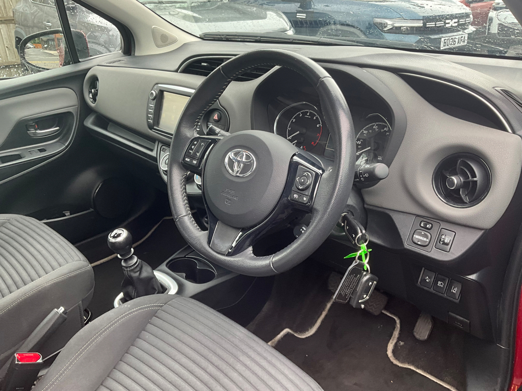 Toyota Yaris 1.5 Vvt I Icon Tech Hatchback VE67GWC Red #3