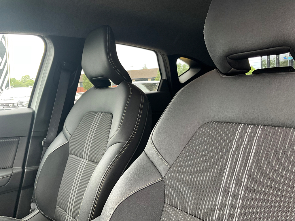 Renault Captur Engineered Black #30