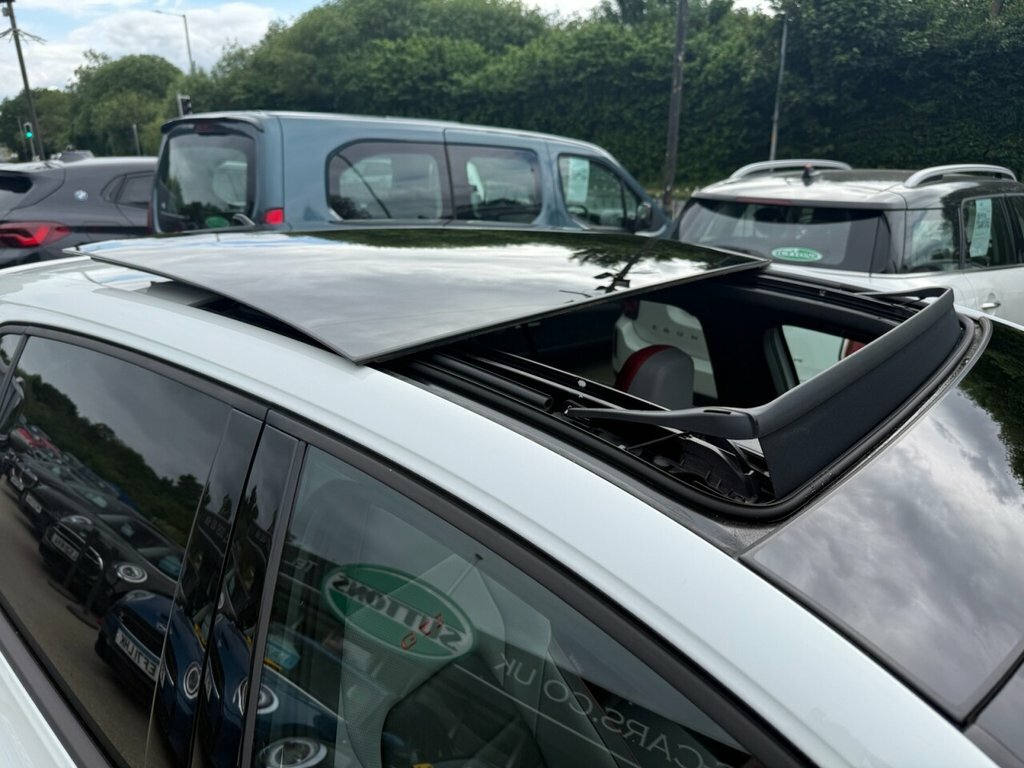 Volkswagen Golf Petrol TMN711F White #5