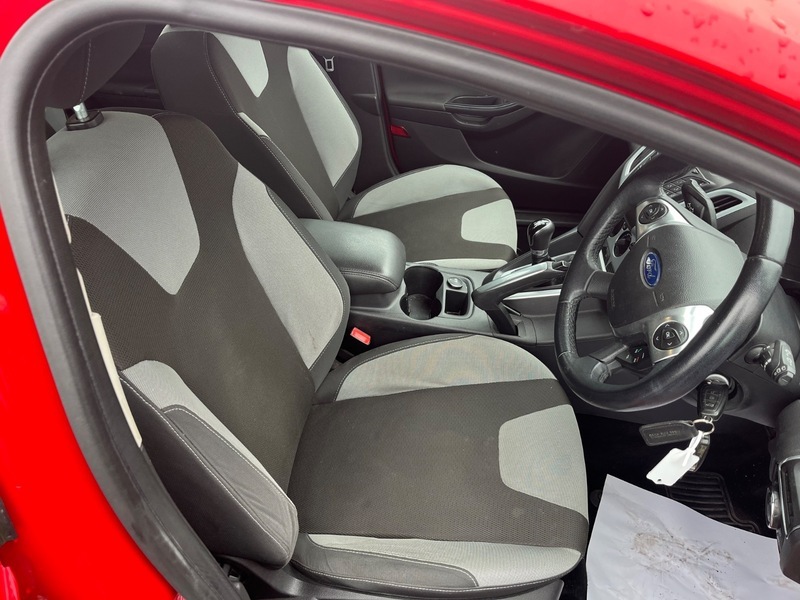 Ford Focus Hatchback White #15