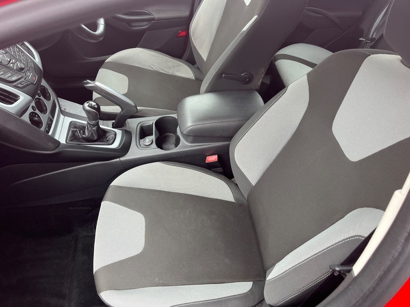Ford Focus Hatchback White #17