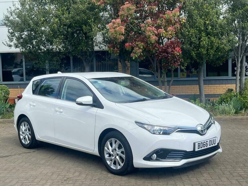 Toyota Auris 1.6 D-4d Business Edition White #2