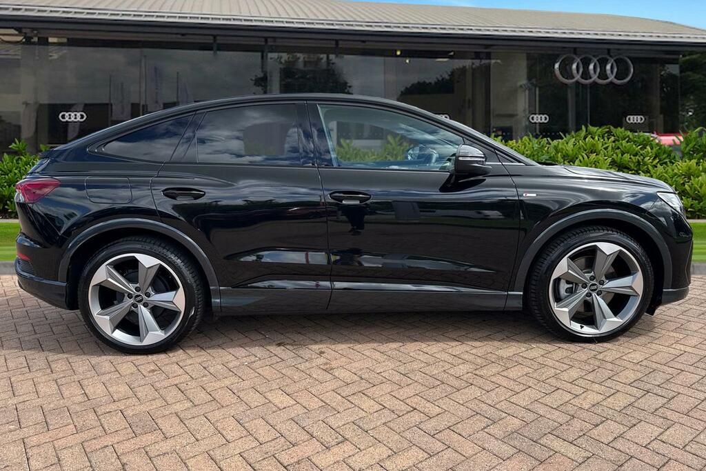 Audi Q4 E Tron Q4 Sportback Black Edition 45 E-tron Quattro 210,0 KR75FHH Black #3