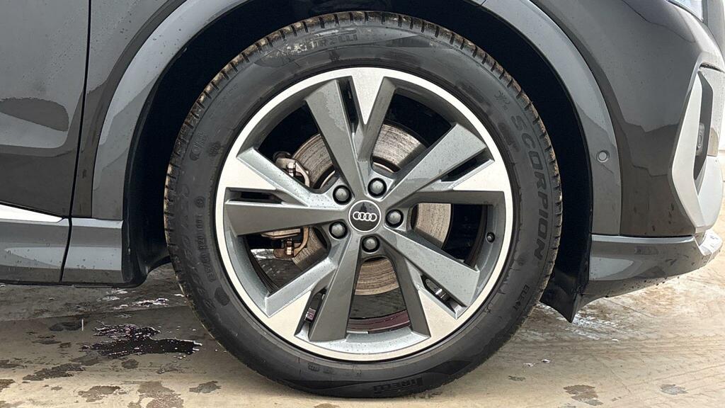 Audi Q4 E Tron Q4 S Line 35 E-tron 125,00 Kw YR23HNU Black #5