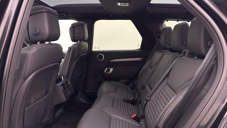 Land Rover Discovery 3.0 D300 Dynamic Hse Black #4