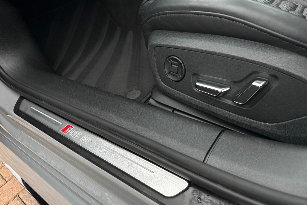 Audi RS6 Avant Estate Black #32