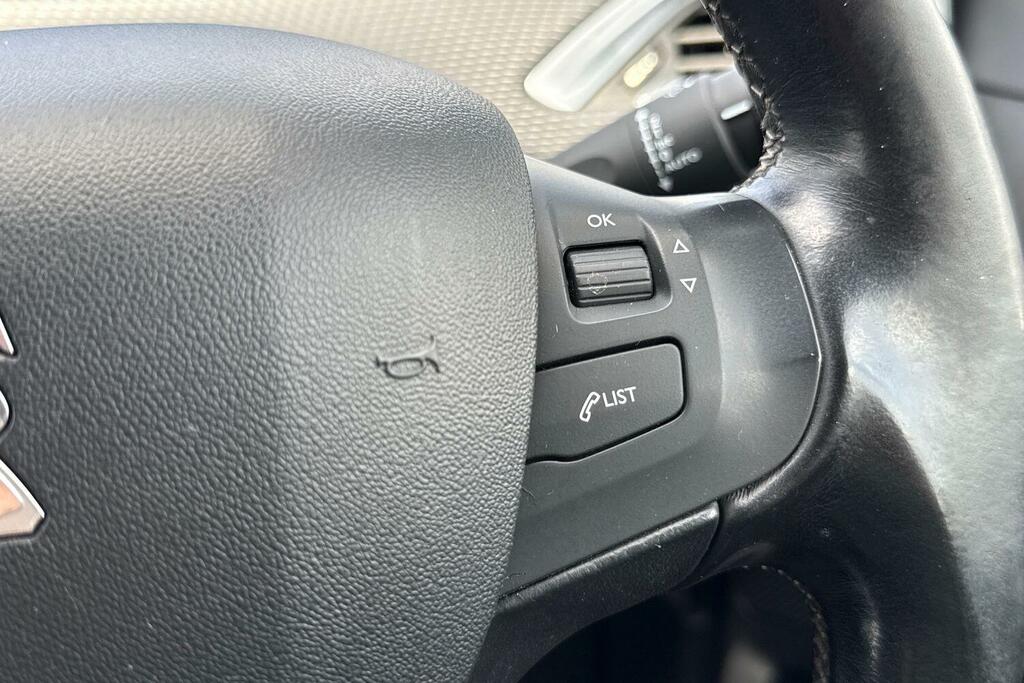 Peugeot 208 Black #35