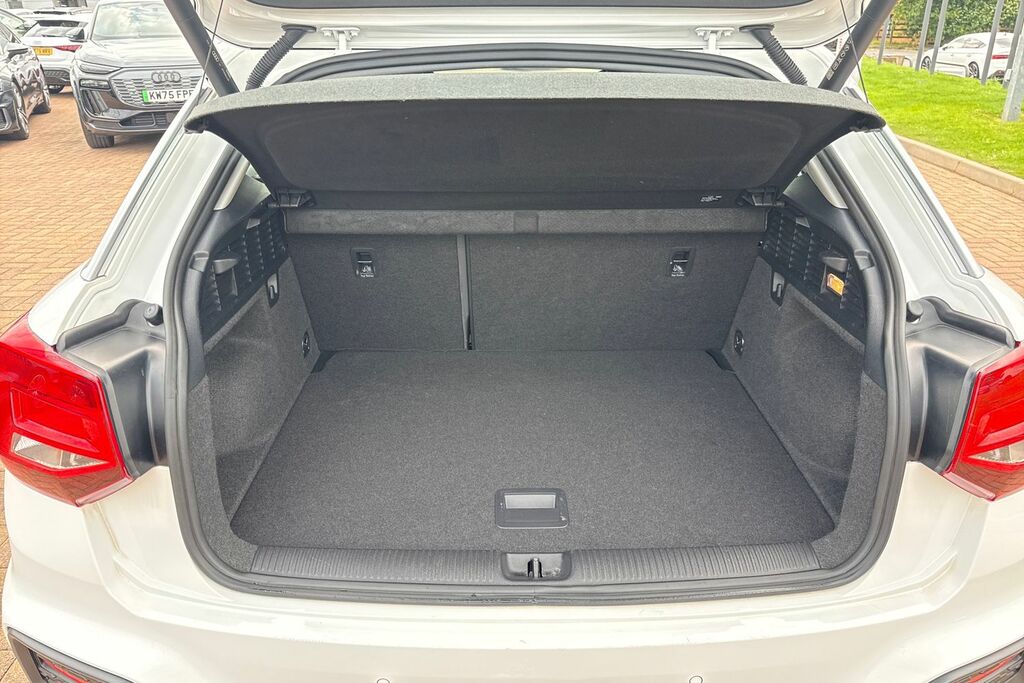 Audi Q2 30 Tfsi Technik White #6