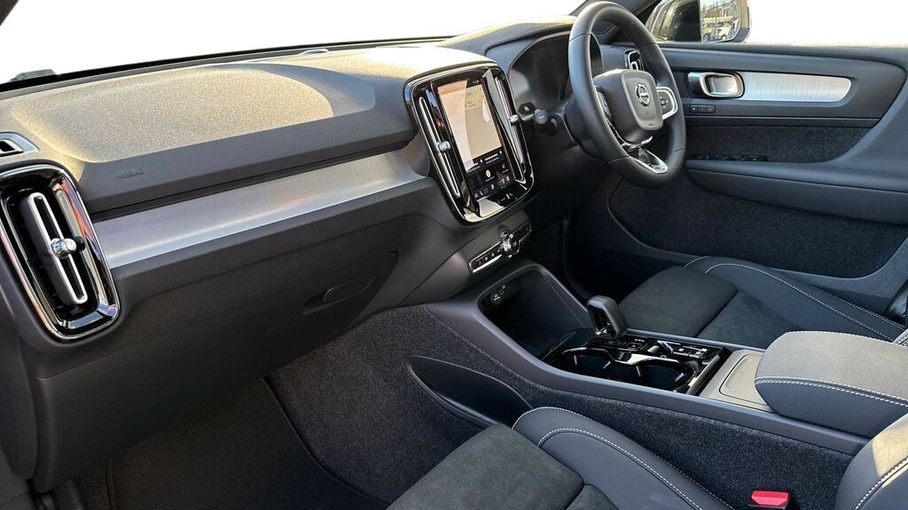 Volvo XC40 2.0 B4p Plus Dark DG26WKW White #4