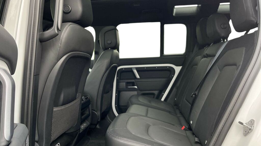Land Rover Defender 110 3.0 D250 X-dynamic Hse 110 MD23GMF White #4