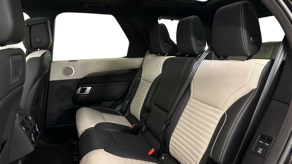 Land Rover Discovery 3.0 D300 Metropolitan Edition RJ22ZSE Black #4