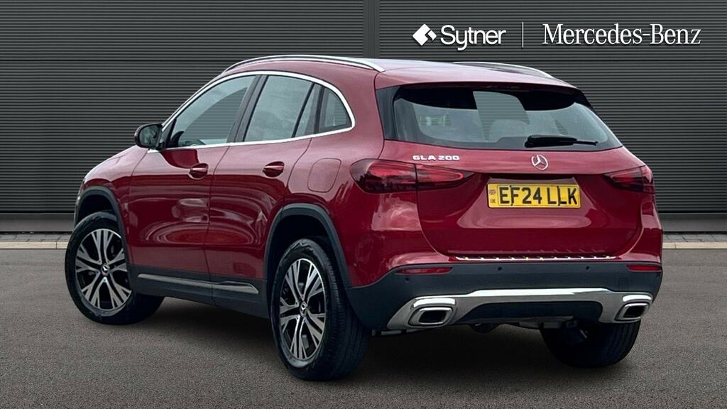 Mercedes-Benz GLA Class Gla 200 Sport Executive Red #2