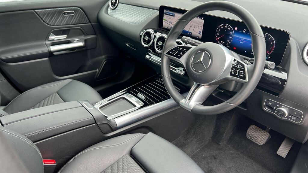Mercedes-Benz GLA Class Gla 200 Sport Executive Red #3