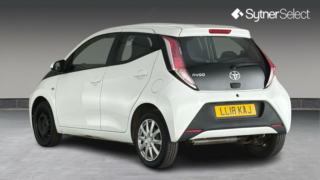 Toyota Aygo 1.0 Vvt-i X-play LL18KAJ White #2