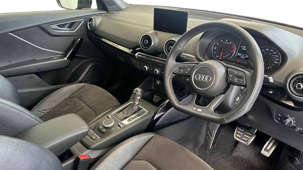 Audi Q2 35 Tfsi Black Edition S Tronic RK19PXF Red #6