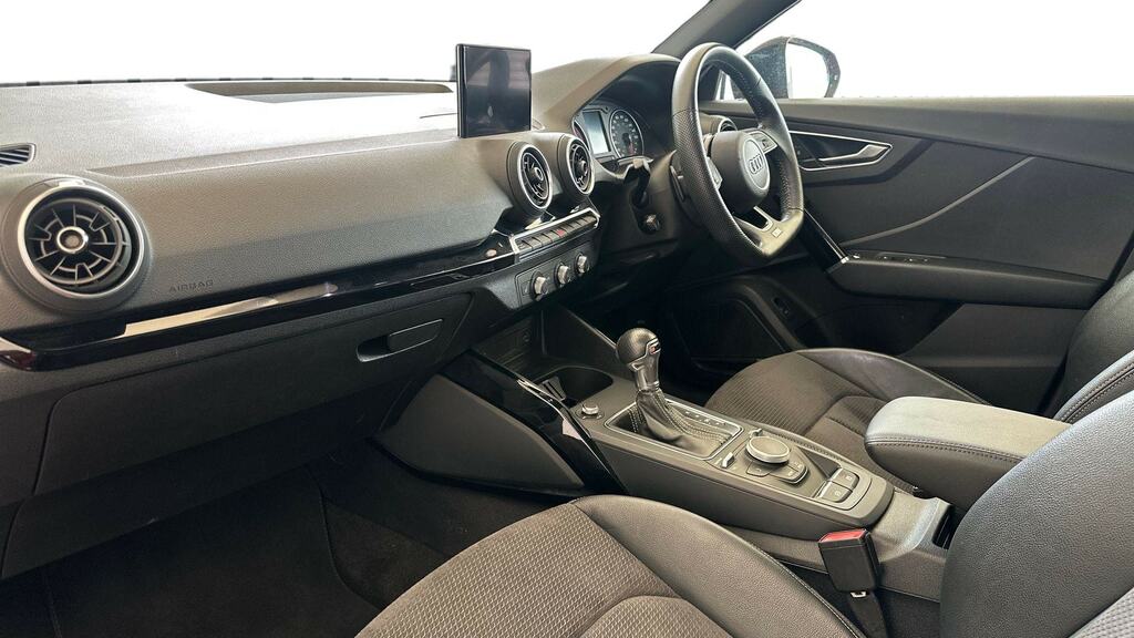 Audi Q2 35 Tfsi Black Edition S Tronic RK19PXF Red #2