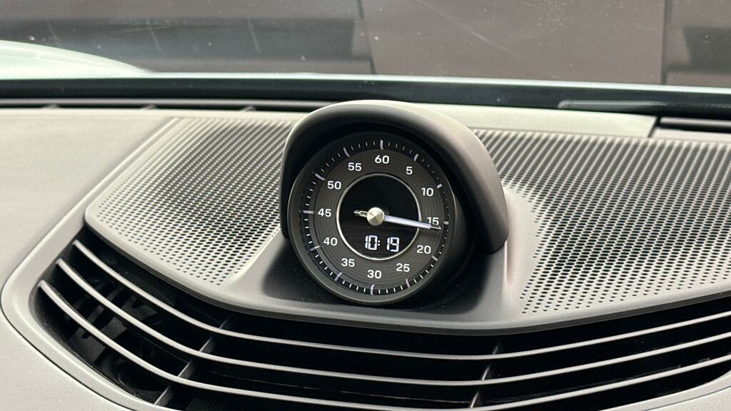 Porsche Taycan Plus 93.4Kwh Saloon Pink #18