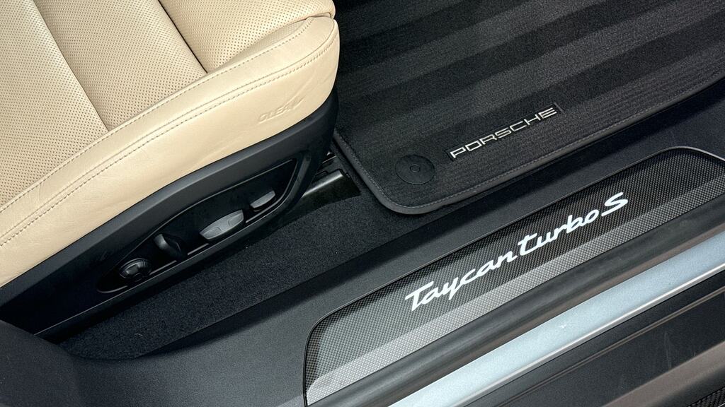 Porsche Taycan Plus 93.4Kwh Saloon Pink #23