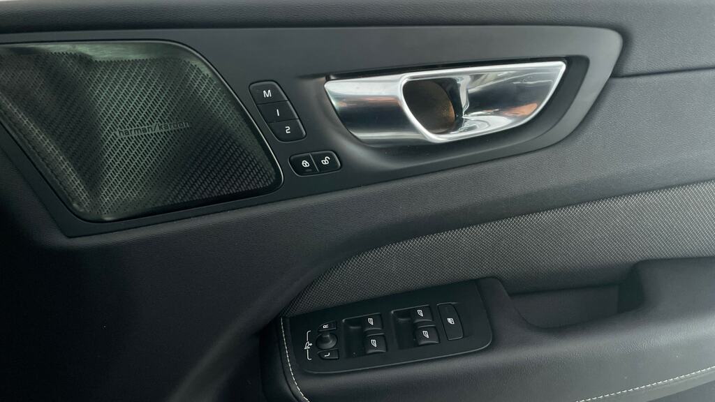 Volvo XC60 B4 Awd R-design Black #21